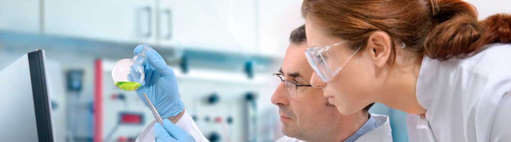 Dos investigadores observan una muestra dentro de un laboratorio
